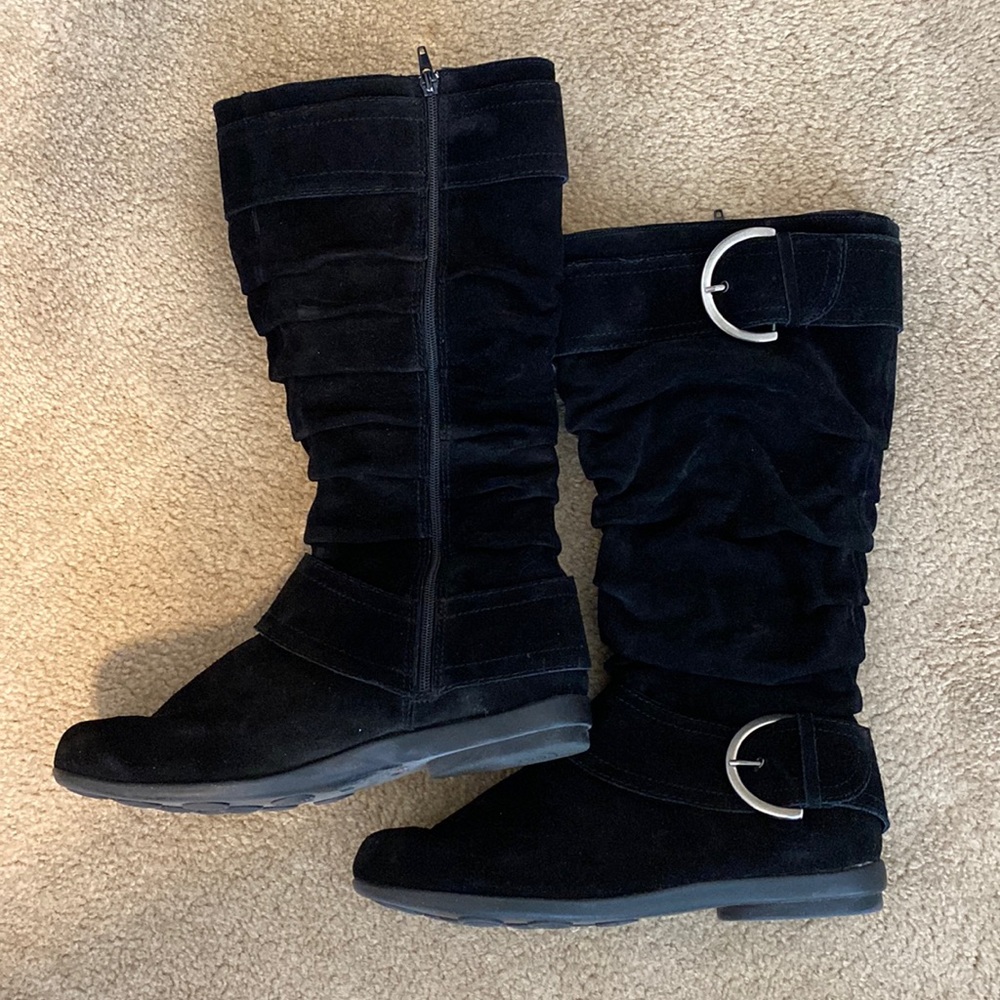 White Mountain Black suede boot